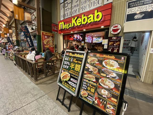 愛知・名古屋。大須観音商店街のアジアンチックな一角にあるケバブ屋さん『メガケバブ 大須1号店』