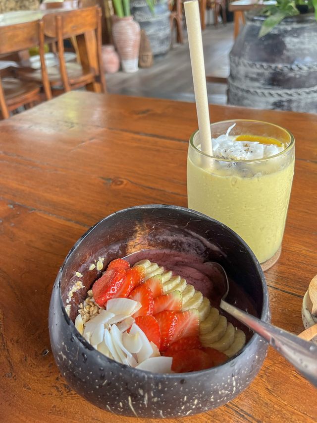 【バリ島】バリ島のお洒落カフェならココ！緑たくさんの雰囲気最高の映えカフェで朝食 