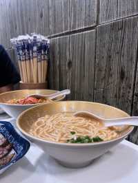 尖沙咀超人氣長龍小店，只賣三碗麵🍜?!