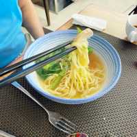 滿座！一百多依客人， 人聲鼎沸！食物豐富 ！