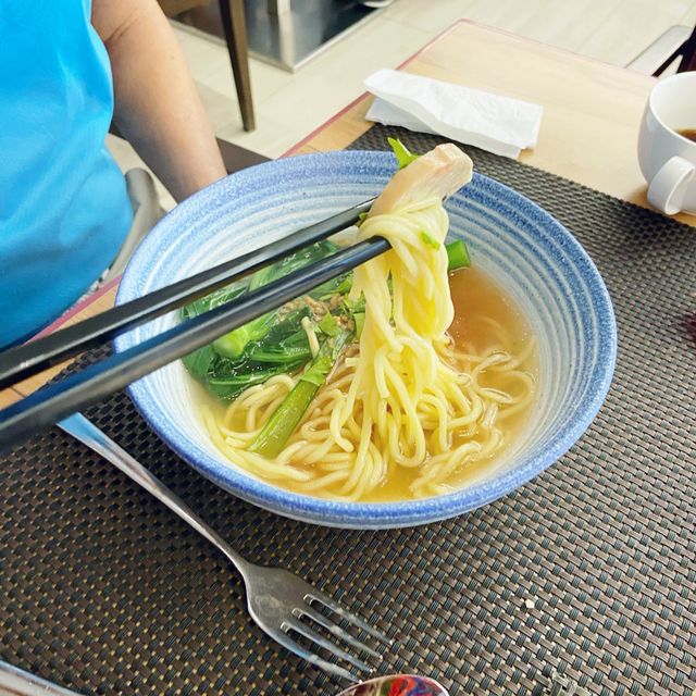 滿座！一百多依客人， 人聲鼎沸！食物豐富 ！