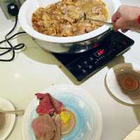 滿座！一百多依客人， 人聲鼎沸！食物豐富 ！