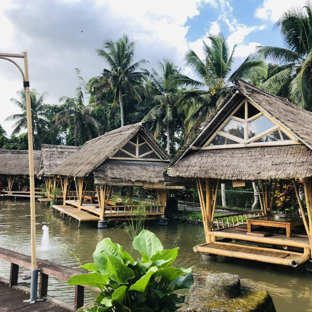 在烏布水上發呆亭裡享受印尼美食：Bale Udang Mang Engking Ubud