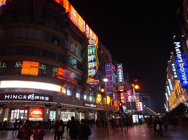 상해의 화려한 밤거리 난징동루✨