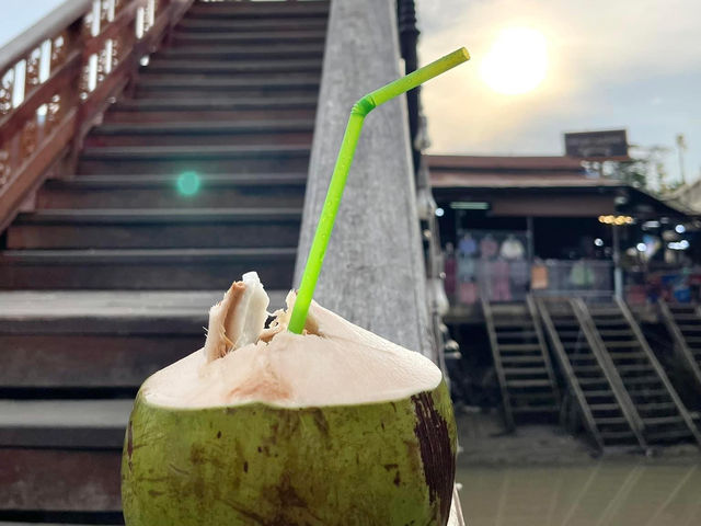 นั่งเรือชมหิ่งห้อย ที่ตลาดน้ำอัมพวา