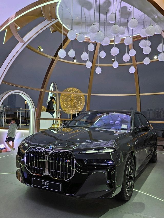 金光閃閃的巨型名牌聖誕樹