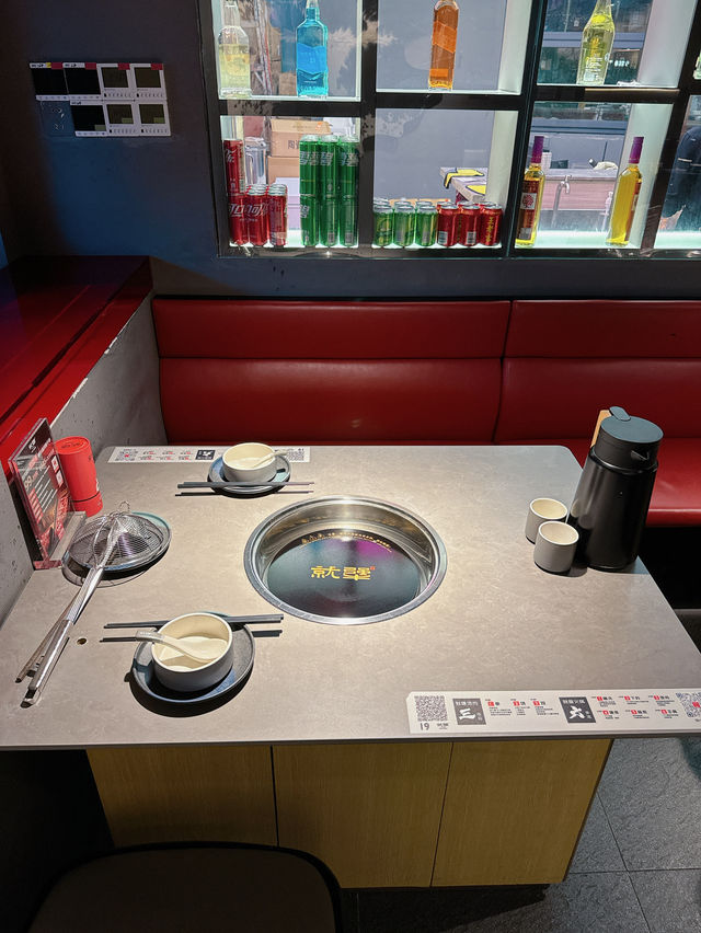 「就犟牛肉火鍋」🐮主打由農場飼養直送牛肉，店員即場屠宰新鮮牛肉，保證夠晒新鮮🔥🔥