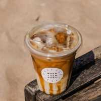 คาเฟ่สโลว์บาร์สุดชิล ริมชายหาดบางแสน
