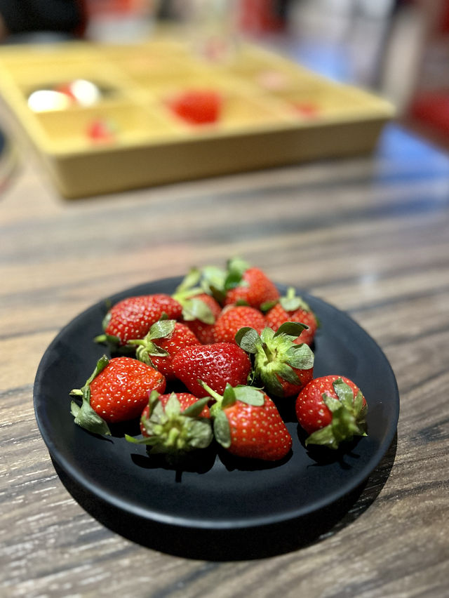 台北市 草莓吃到飽辛巴適麻辣鍋