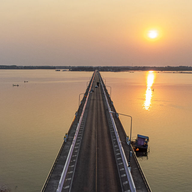 จุดนั่งเล่นชมวิวพระอาทิตย์ตก “สะพานเทพสุดา” 