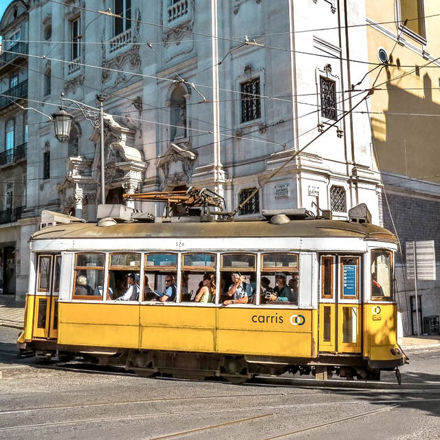 ⭐️ Explore the Portuguese historical capital with beautiful views and incredibly delicious food 🇵🇹