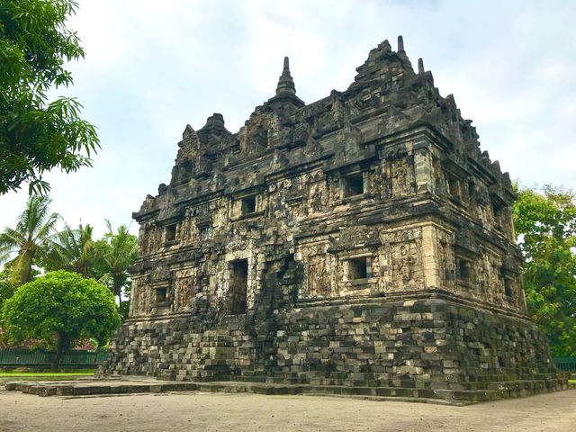 Graceful beauty of Indonesia’s temple 🇮🇩❤️