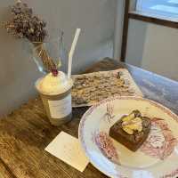 インテリアがおしゃれな淡色カフェ