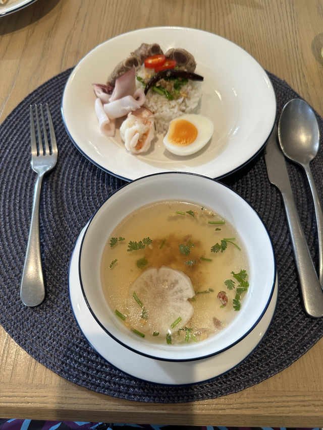 ห้องอาหารไทยต้นตำรับชาววังเก่า ในโรงแรมหรูเขาเต่า