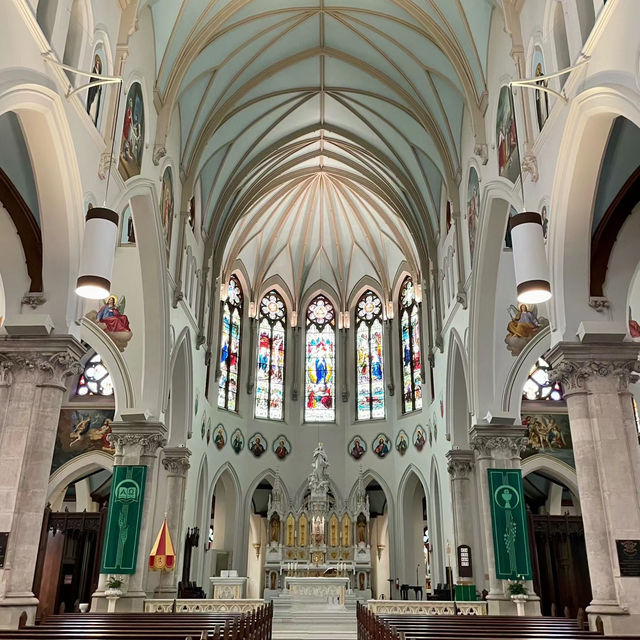 「Holy Cross Church」：宏偉壯麗教堂