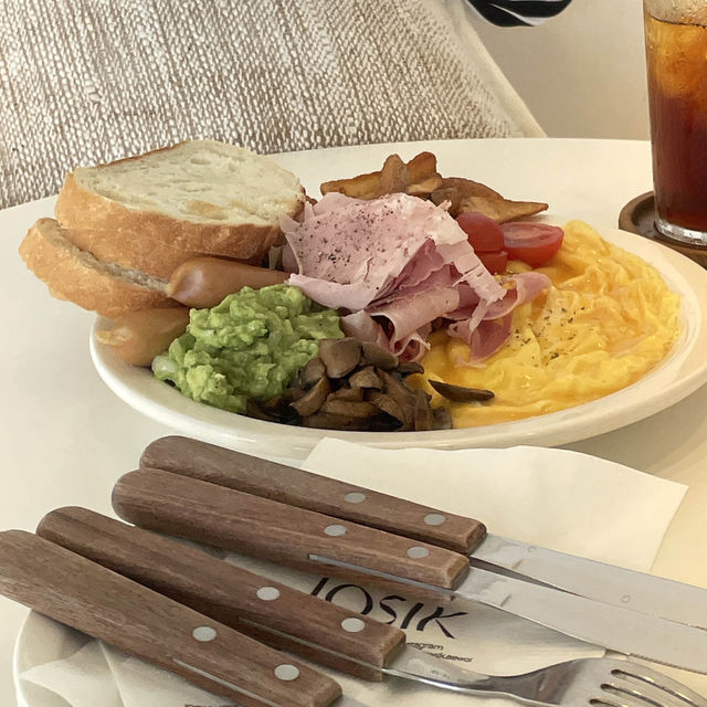 狂ったように韓国カフェに行く私が絶賛するチェジュ島でブランチするなら絶対ここ"JOSIK"☕️ 