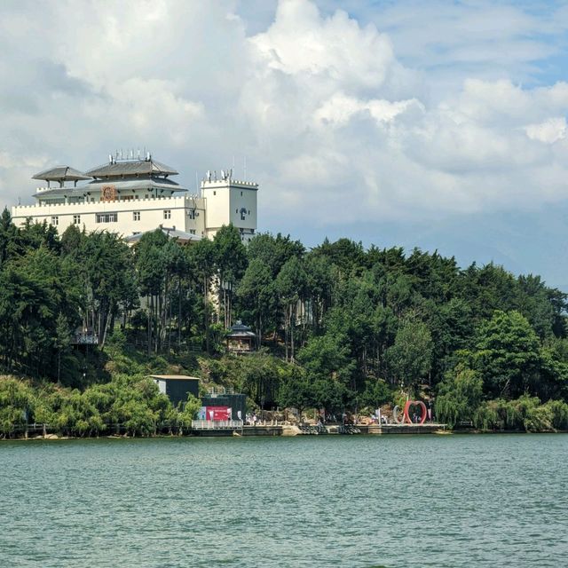 Serene Lake Views at Shuanglang Ancient Town