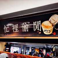 "Exploring San Shu Gong: A Family-Friendly Spot for Melaka Delicacies and Souvenirs"