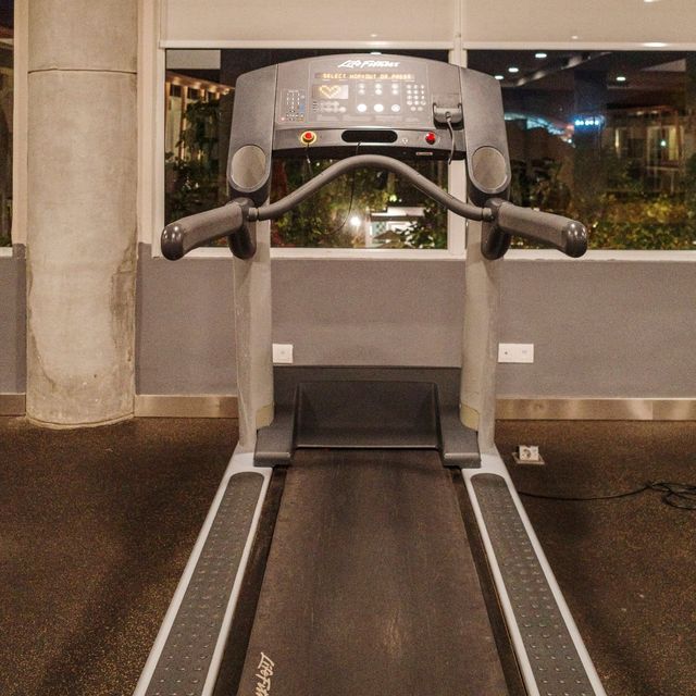 크고 다양한 운동시설을 갖춘