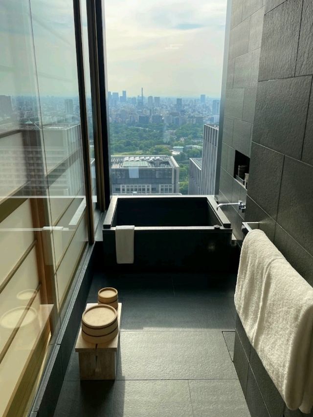 被安縵神秘魅力所吸引，不惜千金