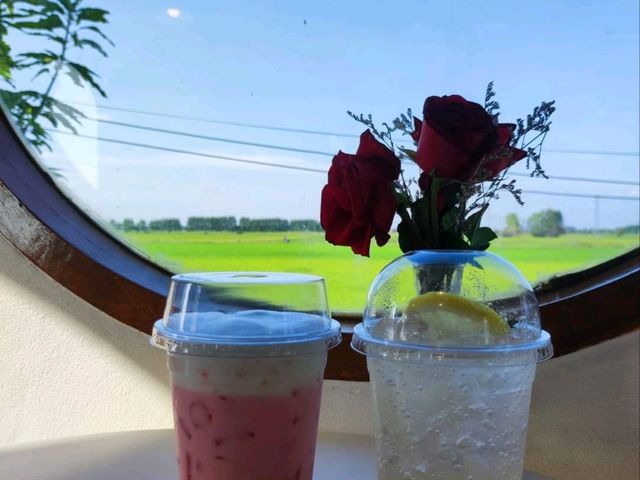 คาเฟ่สไตล์มินิมอล กลางทุ่งนาสิงห์บุรี
