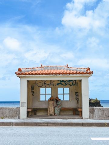 沖縄】海のそばにある赤瓦屋根の沖縄らしいバス停 | Trip.com 国頭郡
