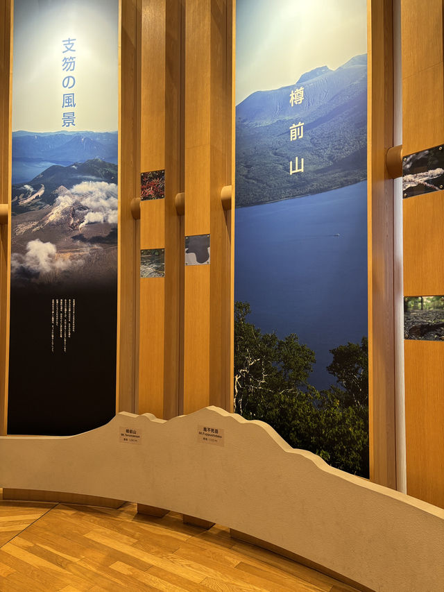라운지에서 시코츠 호수를 볼 수 있는 관광안내소🏔️🤍