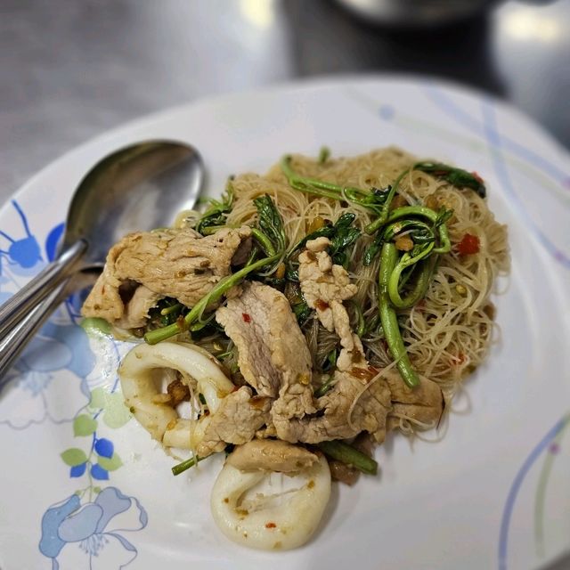หมี่ผัดกระเฉดที่จริงใจ อร่อยสุดในกรุงเทพ