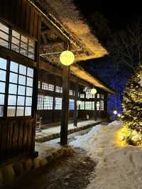 【栃木×湯西川】  雪化粧した茅葺き屋根の古民家とかまくら