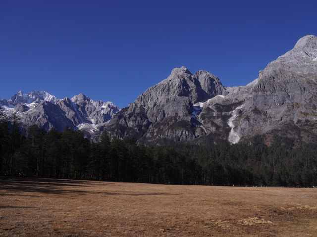 A Scenic Cable Car Ride at Yulong Snow Mountain – A Memorable Experience 🚠🏔️