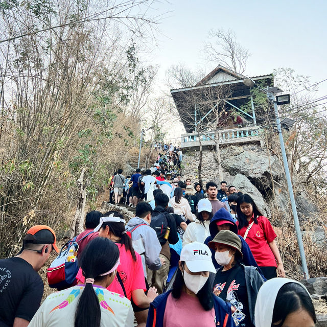 พิชิตเขาวงพระจันทร์ บันได 3,790 ขั้น 
