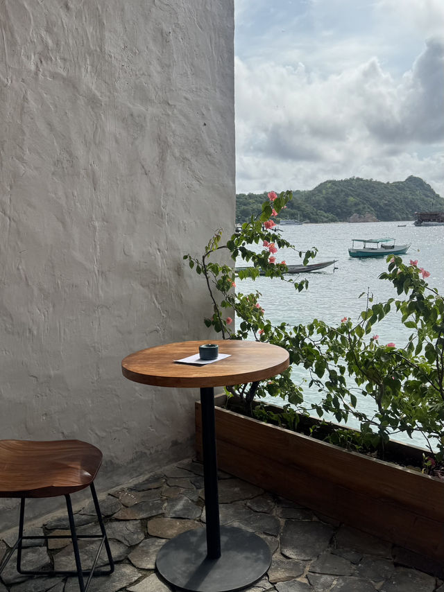 RELAXING CAFE WITH A VIEW IN LABUAN BAJO 🇮🇩