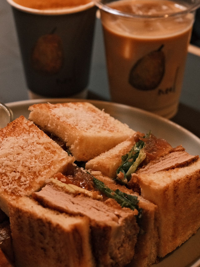 🇯🇵 Discover Cozy Delights at Neel Cafe in Charming Nakazaki Town