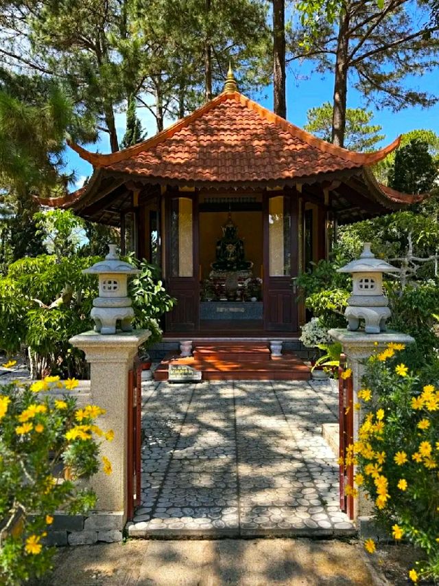 STUNNING BUDDHIST TEMPLE IN DALAT.