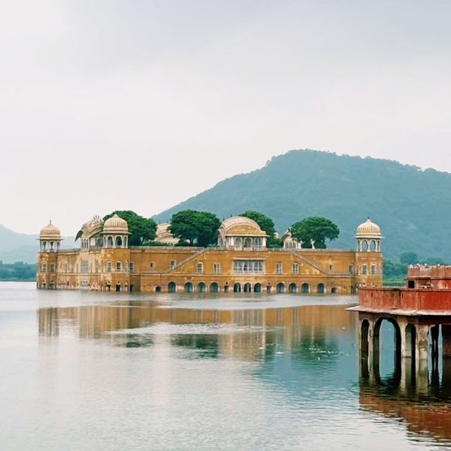 湖に浮かぶ幻想的な宮殿！🏰