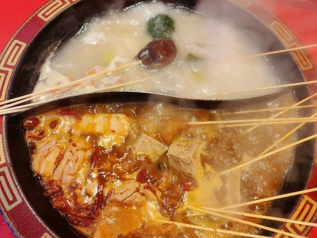 正宗成都串串鍋吃法新奇:裝潢色彩鮮豔霓虹燈風^_^ 正宗成都串串鍋吃法新奇:裝潢色彩鮮豔霓虹燈風^_^