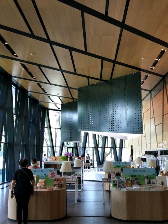 一座藏在森林裡的圖書館#屏東縣立圖書館總館-屏東縣屏東市