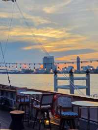 ไปดินเนอร์บนเรือสุดหรูริมแม่น้ำเจ้าพระยา