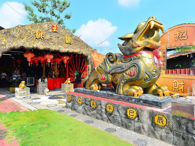 Si Hai Long Wang Temple: Where Ocean Gods & Satay Sticks Rule the Waves🌊🐉