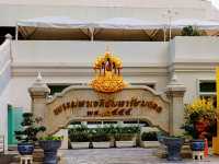 ไหว้พระพุทธรูปองค์ใหญ่ ตระการตาเจดีย์แก้วมรกต