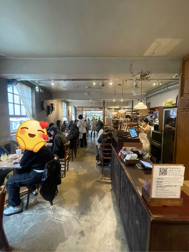 台北赤峰街老宅啡店の午後浪漫｜卜卜商店 · 咖啡與草莓蛋糕