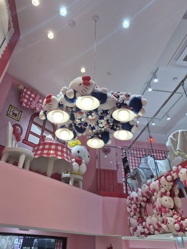 키티 덕후주목! 명동 3층 대형 카페🎀🍎