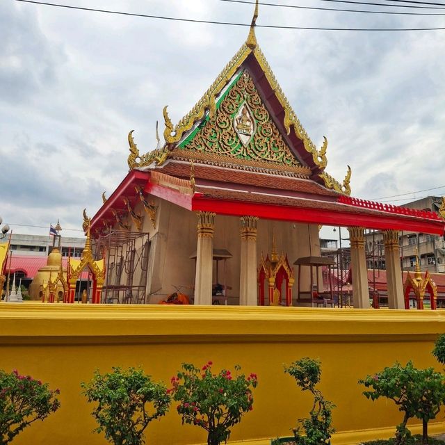 สักการะหลวงพ่อหยกขาวและหลวงพ่อพระมงคลจักรวาล