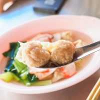 เจ๊ไก่บะหมี่เกี๊ยวร้อยปี 