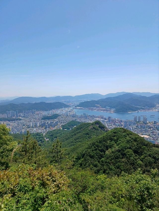 마산 무학산 정상, 도심 속 힐링 산책로