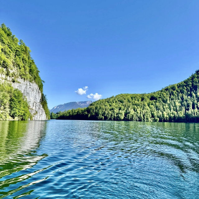 在人間仙境～德國國王湖享用清澈湖面倒映的山林美景