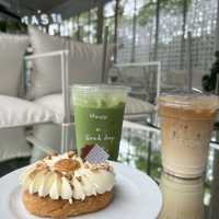 🌿 Aston Gilbert Café – คาเฟ่กระจกล่องหนกลางสวนยาง