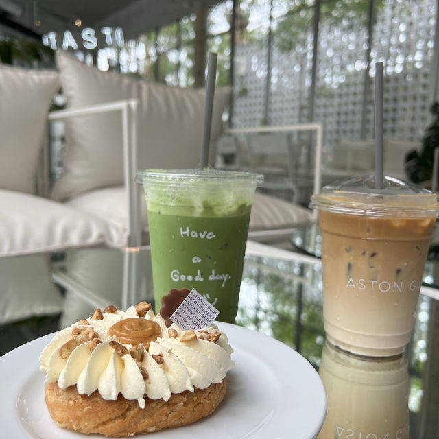 🌿 Aston Gilbert Café – คาเฟ่กระจกล่องหนกลางสวนยาง