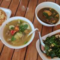ที่พักเขื่อนเชี่ยวหลาน เล่นน้ำจอยๆ ที่แพภูผาวารี