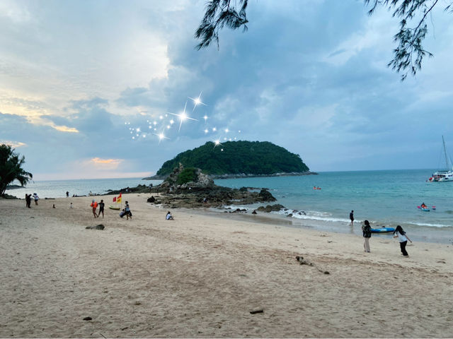 เดินเล่นริมหาดราไวย์
